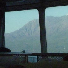 しばらくは｢桜島｣を眺めながら航行します。