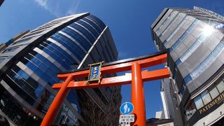 鳥居がビルとビルの間に！