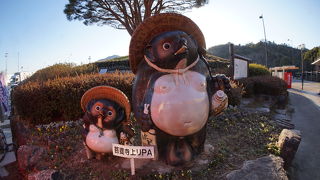 親子のたぬきが2匹