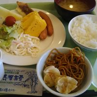 朝食バイキングの一例、パンもありました。