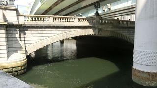 橋の周辺には観光案内所や船着場がありました