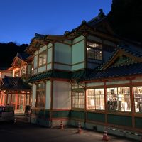 この建物の右側が楼門亭。露天風呂からはこの建物が見える