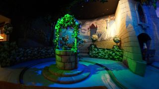 トロッコに乗って白雪姫の世界を冒険！