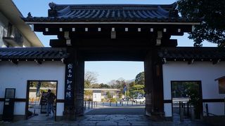 円山公園から知恩院に向かう最初の門