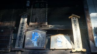 外側にかけてある絵馬を少し拝見