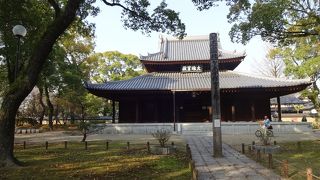 堂々とした建物。