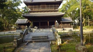 前に池があり風情がある。