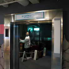 船内食堂の後はシアターになっていました