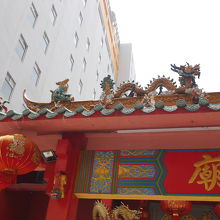 門の上には鯉や龍が極彩色で飾られています