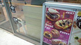 草津駅改札そば、コンセント付きイートインが便利