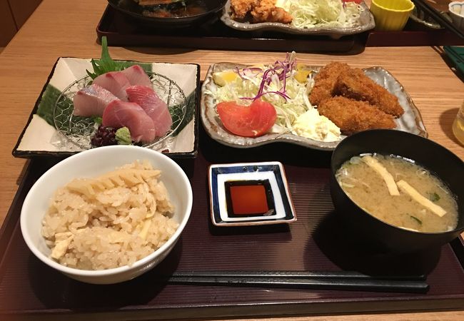 かまどご飯の定食、御膳がいっぱい。