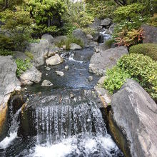 横を流れる小川