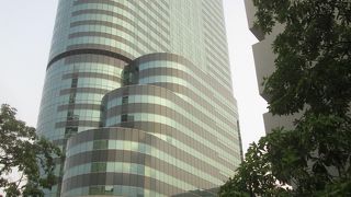 １階に現地ツアー会社があります