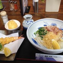 メインのうどん、一品料理としてのエビ天と半熟卵