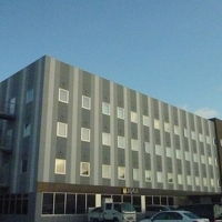 シンプルなデザインの建物です。