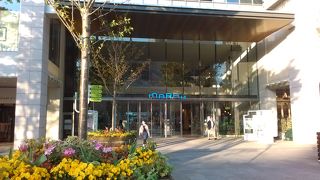 ４F　フードコートあり　マークイズ みなとみらい　横浜美術館と向かい合っています