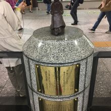 赤い靴はいてた女の子像