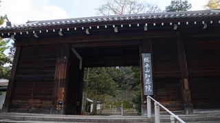 この黒門からも九十九折の上り道、黒門坂があります