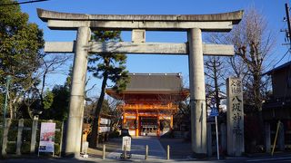 額が架かっているのは八坂神社の内側に向かって