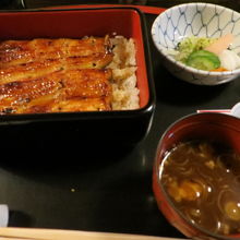 うな重のご飯は　ものすごく薄く敷いてありました