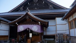 たくさんの信者を集めて講和をしたりする場所なので