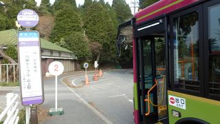 六甲山上を縦走するレジャーバス