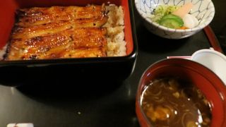 老舗は高速道路のせいでちょっと圧迫感を受けています