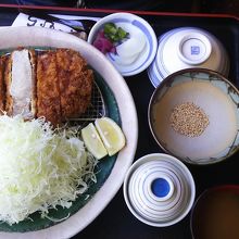 夫のトンカツも分厚くて大きい