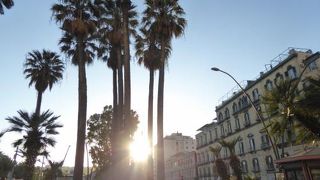 フィランジェーリ通りとサンタルチアを結ぶ広場