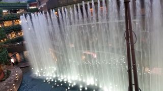 お店が沢山、外人も沢山