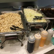 キャベツのサラダとマカロニサラダ