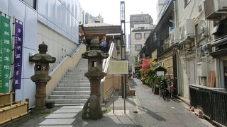 人形町通りから路地に入ると階段があり大観音寺があった
