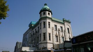 青緑の屋根がきれいな建物です。