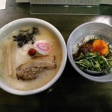 塩は、とんこつ塩で、細麺。ご飯は辛玉ご飯