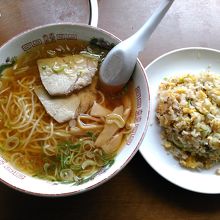 Bの半チャンラーメン900円のスープは、本格中華の味です