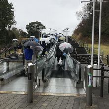 気持ち楽に感じる程度の短いエスカレーターあり