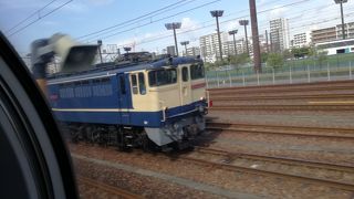 貨物列車も走っています