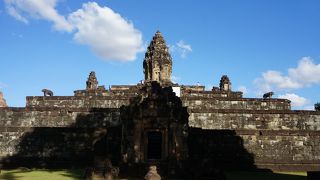 入口で音楽を奏でてくれます