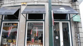 「市庁舎」の近くにある有名チョコレートショップ☆