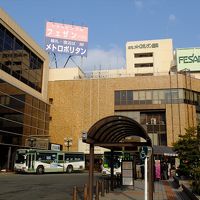 JR盛岡駅北口（画像左）前から見たホテル看板と外観。
