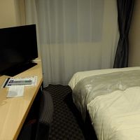 シングルだとベッドだけでいっぱいという感じですが清潔・安心。