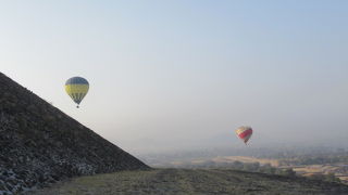 テオティワカンの真ん中にある巨大な石のピラミッド