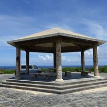 崖上の東屋。
