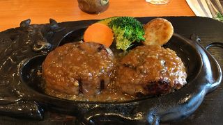 半生で食べるハンバーグ