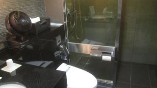 夜のシャワールームは待たされます