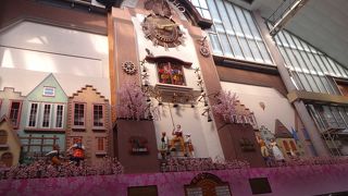 商店街の大きなからくり時計。