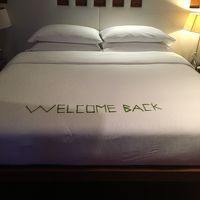 ベッドにはアレンジメントメッセージが