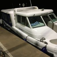 夜間移動のスピードボートです