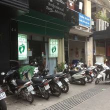 緑の看板が目印。