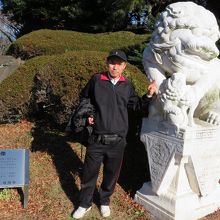 屋外展示の石像の前で